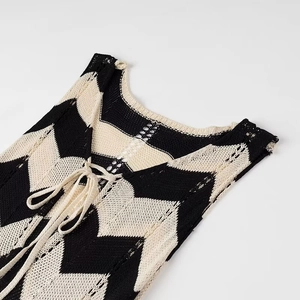 Detail eines V-Ausschnitt Strickkleides mit Schnürung und Zickzack-Häkelmuster