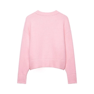 Vue détaillée du dos du pull en tricot rose avec ourlets côtelés et maille fine