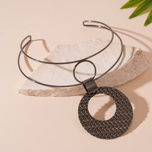 Detail van gunmetal dubbellaagse choker met een grote getextureerde ronde hanger