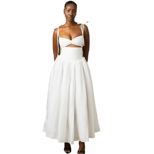 Completo bianco due pezzi con top a bretelle sottili e gonna lunga a vita alta
