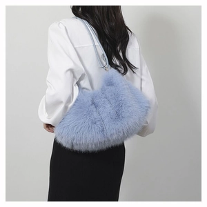 Détail d'un sac sous les aisselles en fausse fourrure bleu clair sur une chemise blanche