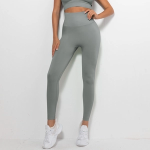 Vorderansicht des nahtlosen High-Waist-Yoga-Sets in Salbeigrün mit Fokus auf Passform