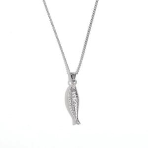 Collier élégant en acier inoxydable argenté avec un pendentif créatif en forme de saumon