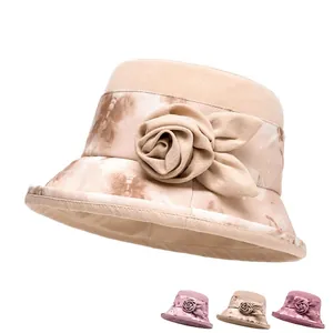Cappello estivo da donna anti-UV con decorazione floreale in tessuto beige tie-dye