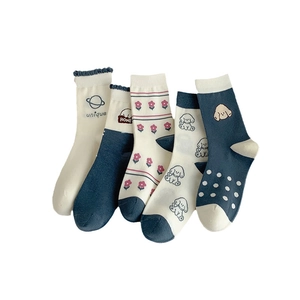 Lot de cinq chaussettes en coton bleu et crème avec broderies de chiots et de planètes