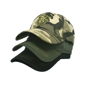 Detail gestapelter taktischer Camouflage-Basecaps mit militärischer Abzeichen-Stickerei