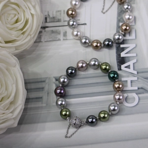 Bracelet élégant en perles multicolores avec fermoir magnétique et chaîne de sécurité