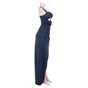 Vue détaillée de la robe en satin bleu marine avec fente latérale haute et taille plissée