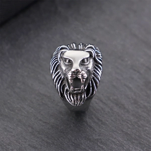 Vintage Löwenkopf-Ring aus Edelstahl für Herren mit antikem Silber-Finish auf Stein