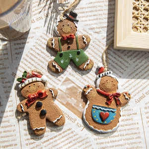 Lot de trois ornements de Noël en résine bonhomme pain d'épice avec liens en jute