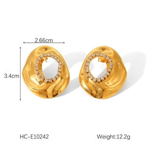 Detailed view of 18K gold plated bow earrings with size 3.4cm and weight specifications