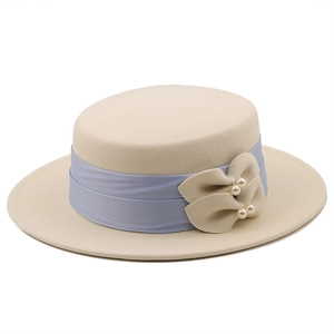 Chapeau canotier vintage en laine beige avec ruban bleu et nœud orné de perles