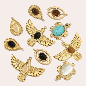 Pendentifs vintage français en acier inoxydable avec aigle, tortue et pierres naturelles