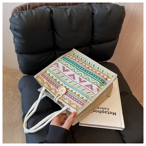 Détail du sac à lunch en lin bohème avec motifs géométriques colorés et poignée corde