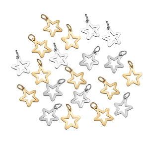 Pendentifs en forme d'étoile en or 18 carats et argent sur un fond blanc épuré