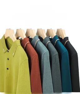 Nahaufnahme von Strick-Poloshirts in verschiedenen Farben mit weicher Textur und Knopfkragen