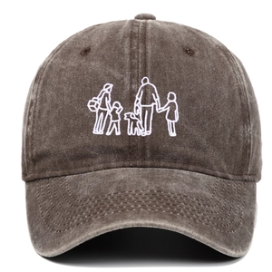 Détail de la broderie famille et chien sur une casquette de baseball en coton délavé