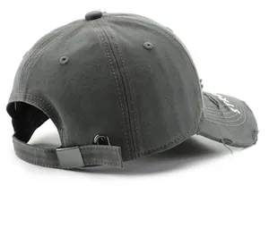 Detail van distressed baseballpet met metalen veiligheidsspeld en gewassen katoenen stof
