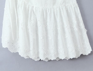 Détails de la broderie anglaise florale blanche avec bordure festonnée élégante