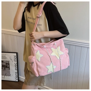 Borsa a tracolla in velluto a coste rosa con stelle ricamate e chiusura a coulisse