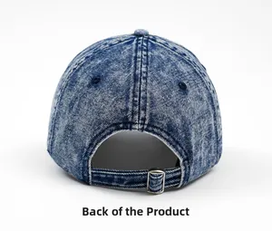 Dettaglio del retro del cappellino in denim con fibbia in metallo regolabile e cuciture