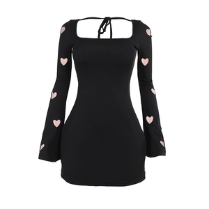 Abito nero in maglia a coste slim con maniche a cuore rosa cut-out e scollo a trapezio
