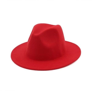 Nahaufnahme des roten Wollfilz-Fedora-Hutes mit klassischer Krone und flacher Krempe