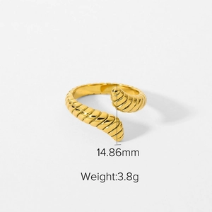 Detailed view of textured gold snake ring with 14.86mm size and 3.8g weight specs