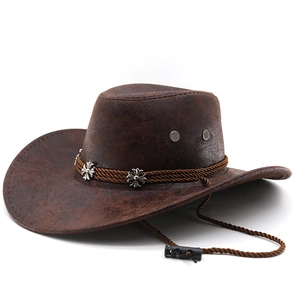 Détail d'un chapeau de cowboy marron avec croix métalliques et sangle tressée réglable