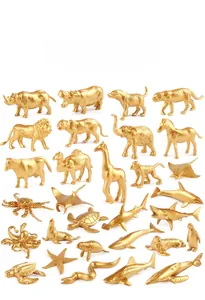 Collezione di figurine di animali dorati in plastica con trame dettagliate e rifinite