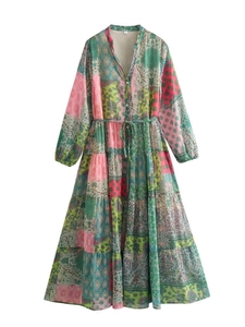 Détail du col en V et de l'imprimé fleuri boho sur la robe rose à manches longues