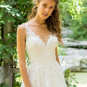 Robe de mariée élégante en dentelle blanche à col en V profond avec broderies et jupe en tulle