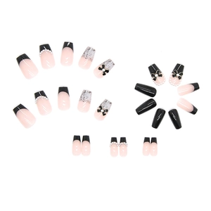 Unghie finte nere e rosa con fiocchi di perle e glitter argento in forma a bara