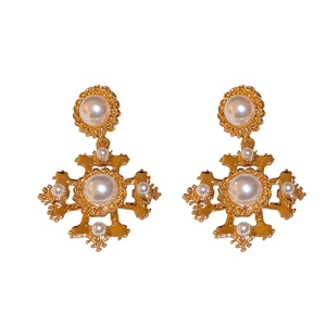 Orecchini a croce dorati vintage con perle in stile palazzo elegante per donna