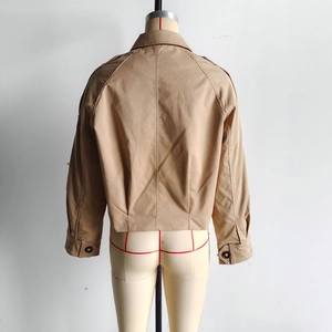Rückansicht der khakifarbenen kurzen Trenchcoat-Jacke mit präzisen Details am Mannequin