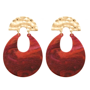 Orecchini vintage a U in resina rossa marmorizzata con finitura metallica dorata martellata