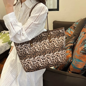 Bolso Tote de Gamuza con Estampado de Leopardo Vintage Occidental para Mujer Gran Capacidad Bolso de Hombro Casual con Remaches de Metal