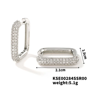 Dettaglio di orecchini a cerchio quadrati con zirconi, 2,1 cm x 1,5 cm, finitura argento