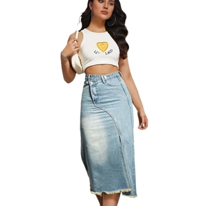 Conjunto de verano para mujer con crop top blanco y falda vaquera de cintura alta
