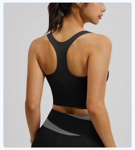 Détail du design dos nageur sur cette brassière de sport à maintien élevé pour le yoga