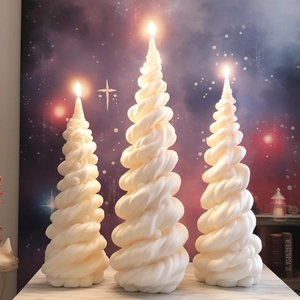 Tre candele profumate a spirale bianco crema su tavolo in marmo con sfondo di cielo stellato sognante