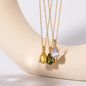 Tre collane con pietre portafortuna a goccia in giallo, verde e trasparente placcate oro 18k