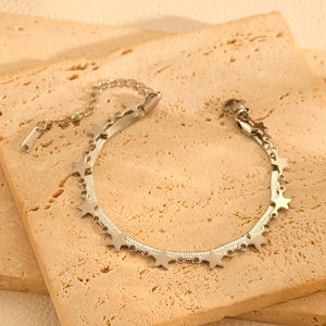 Détail du bracelet chaîne serpent argenté avec étoiles et fermoir mousqueton