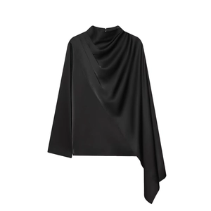 Haut élégant en satin noir à manches longues avec drapé asymétrique et col plissé