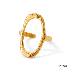 Makro-Detail des unregelmäßigen goldenen Rings mit Lava-Textur und offenem Hohl-Design