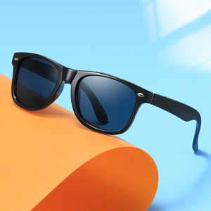 Lunettes de soleil carrées noires pour enfants avec verres bleu foncé