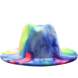 Primer plano de sombrero de lana tie-dye con llamativos patrones en azul, amarillo y rojo