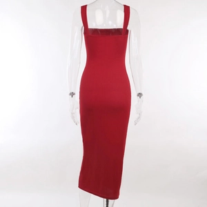 Vista detallada de la textura del vestido rojo de punto y diseño de espalda en maniquí claro