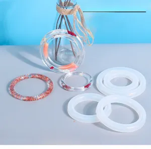Moules à bracelets en silicone translucide avec échantillons de résine et fleurs