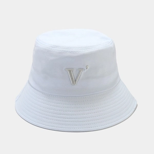 Détail d'un bob en coton blanc avec logo V brodé en gris et bordure à coutures multiples